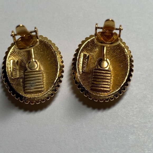 Vintage 1950's Tifari Earrings Wine Gold Tone Oval Clip On 1 inch Jewelry - Picture 4 of 8